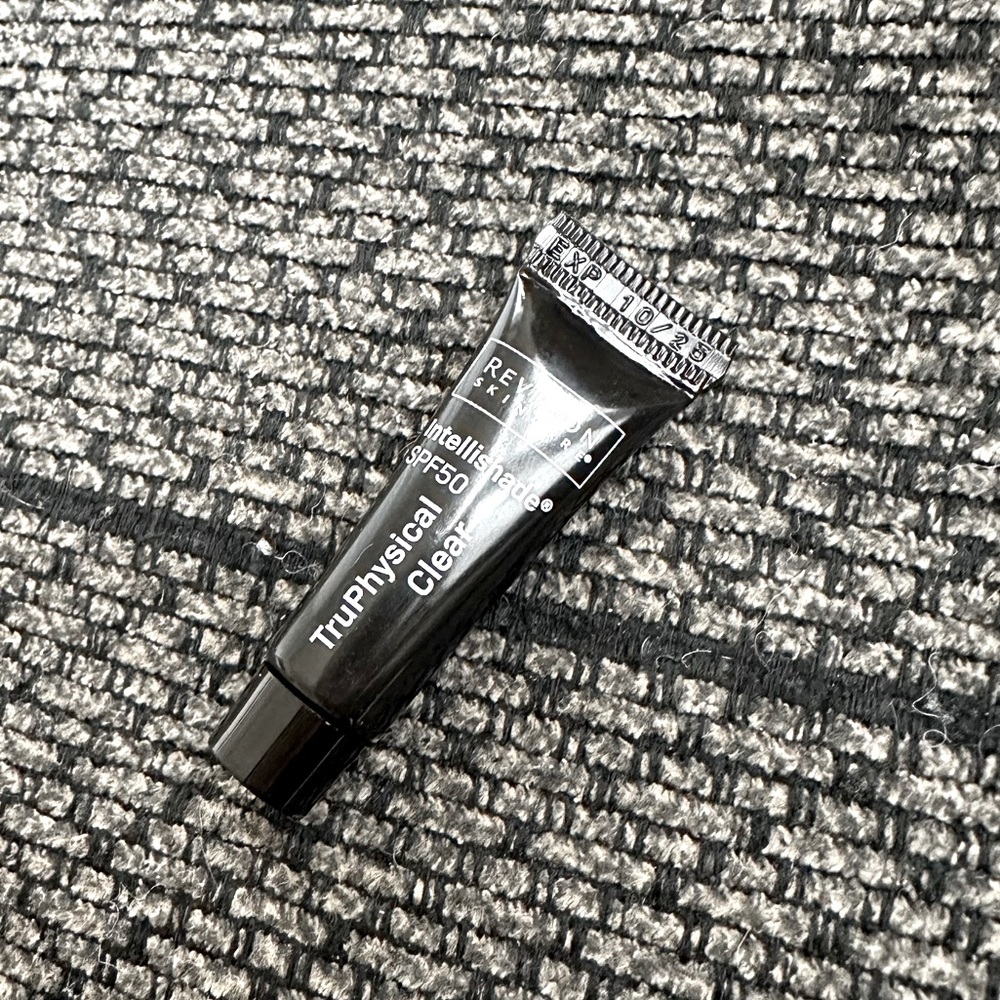 5/25✨tru physical clear spf 50 revision skincare